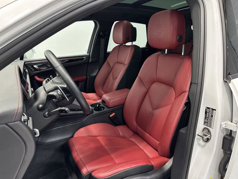 Certified 2025 Porsche Macan AWD/4WD image 5