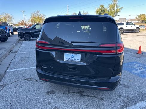 New 2026 Chrysler Pacifica Select image 26