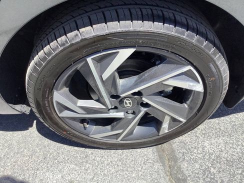 Used 2025 Hyundai Elantra SEL FWD image 21