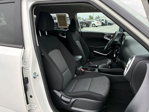 Used 2025 Kia Soul LX w/ LX Technology Package image 34