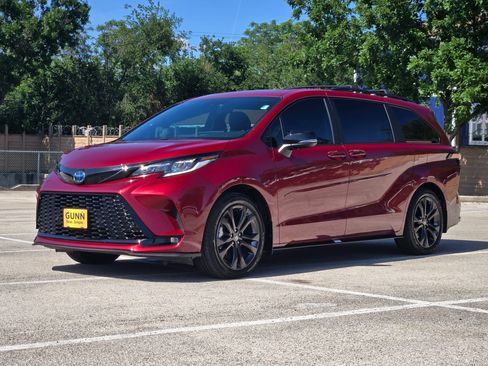 Used 2025 Toyota Sienna XSE FWD image 8