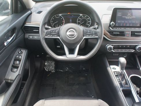 Used 2024 Nissan Altima 2.5 SV FWD image 5