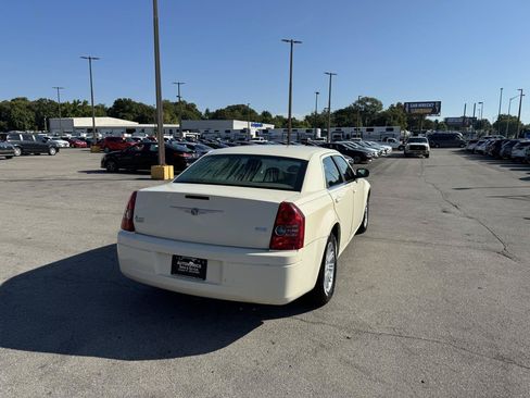 Used 2009 Chrysler 300 LX RWD image 3