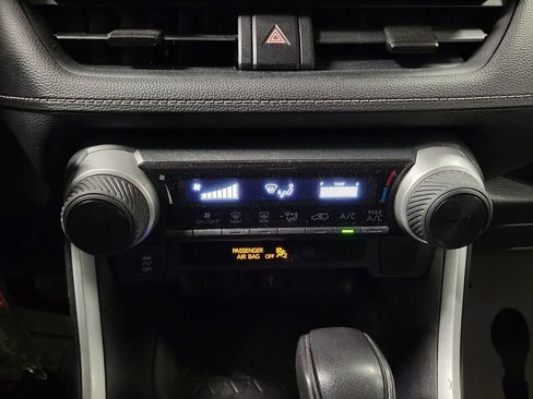 Used 2020 Toyota RAV4 LE image 17