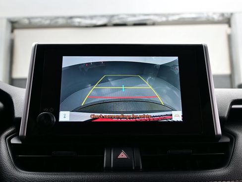 Used 2025 Toyota RAV4 XLE AWD/4WD image 18