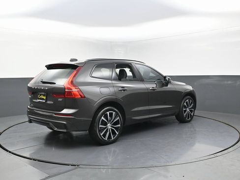 Used 2023 Volvo XC60 B5 Plus image 3