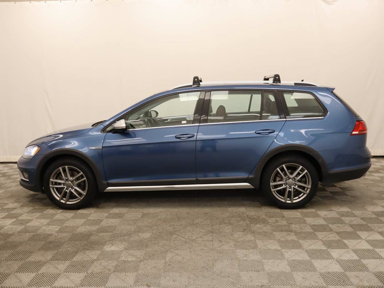 Used 2017 Volkswagen Golf Alltrack SEL AWD/4WD image 2