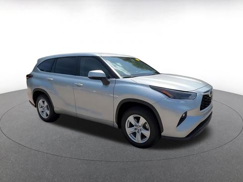 Used 2025 Toyota Highlander LE FWD image 2