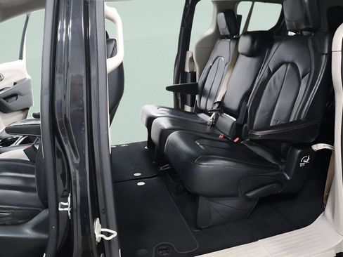 Used 2018 Chrysler Pacifica Touring-L FWD image 22
