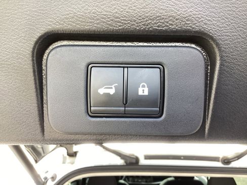 Used 2024 Nissan Rogue SV image 17