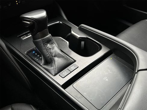 Used 2025 Lexus ES 300h w/ Premium Package image 17