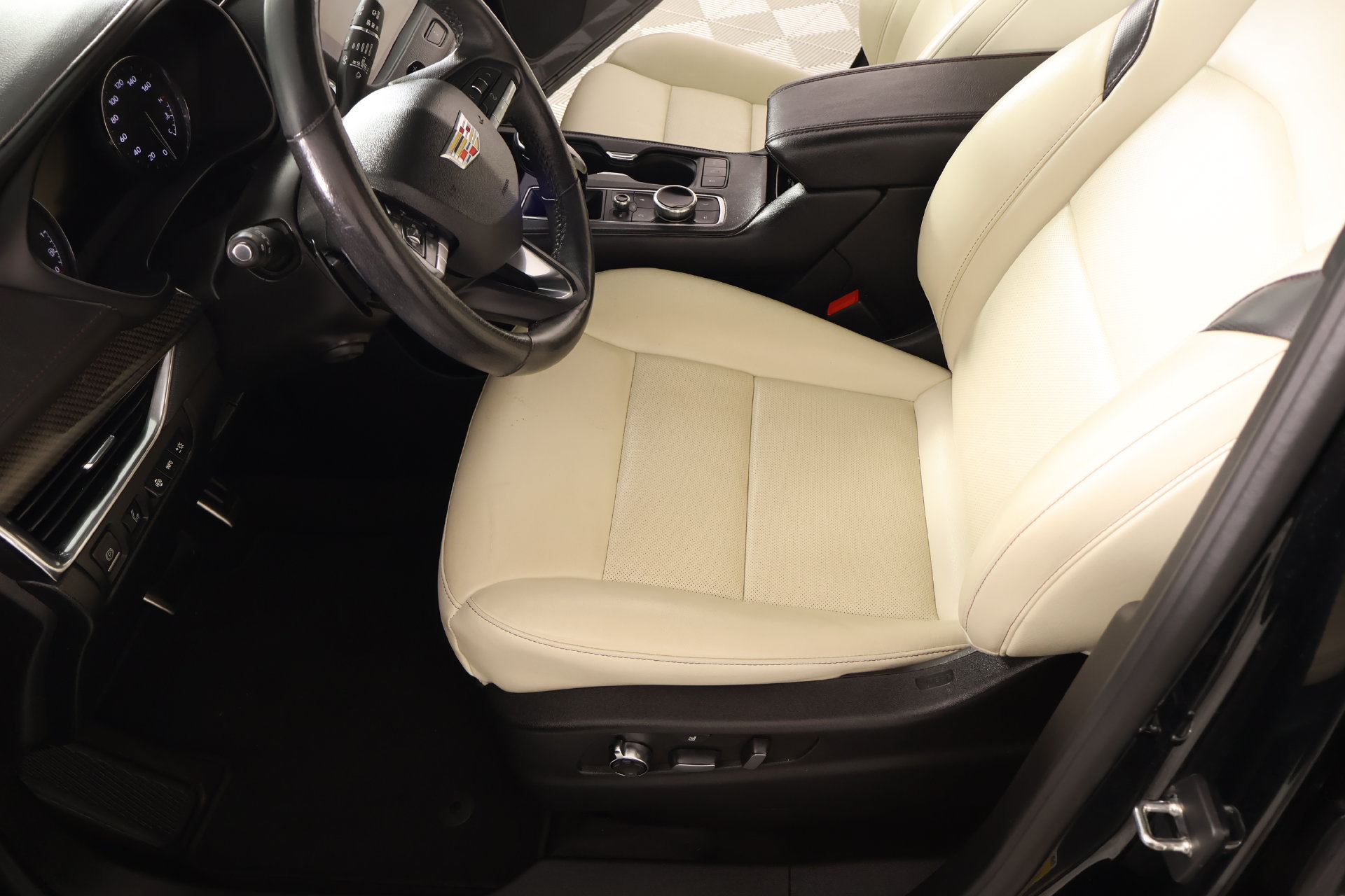 Used 2023 Cadillac XT4 Sport FWD image 11