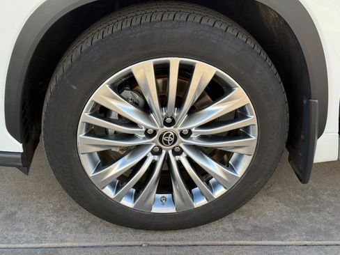 Used 2023 Toyota Highlander Platinum image 9