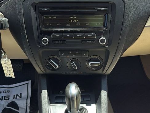 Used 2013 Volkswagen Jetta SE FWD image 19
