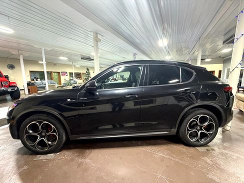 Used 2022 Alfa Romeo Stelvio Ti image 4