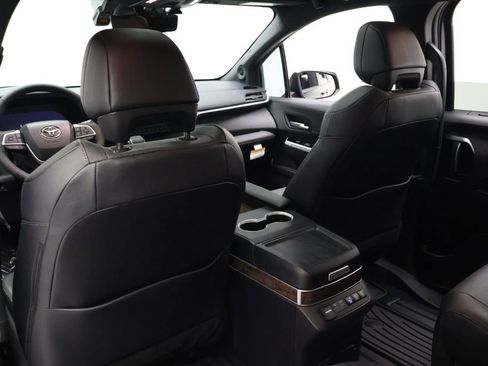 Certified 2025 Toyota Sienna Platinum image 20