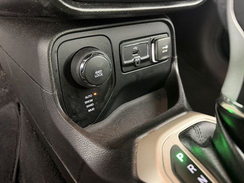 Used 2016 Jeep Renegade Latitude AWD/4WD image 19