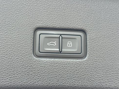 Used 2021 Audi Q8 Premium w/ Black Optic Package image 25