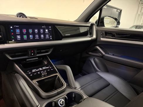 Certified 2025 Porsche Cayenne E-Hybrid w/ Premium Package Plus AWD/4WD image 18