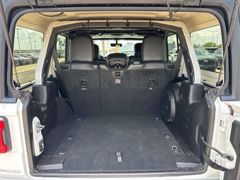 Used 2018 Jeep Wrangler Unlimited Sahara AWD/4WD image 10