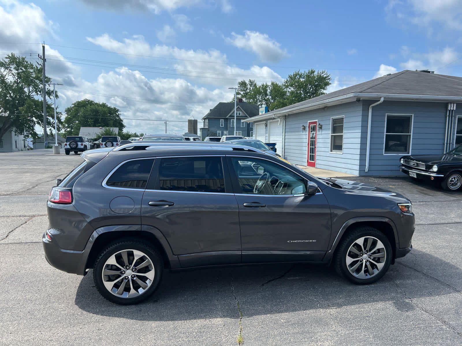 Used 2019 Jeep Cherokee Overland w/ Technology Group AWD/4WD image 2