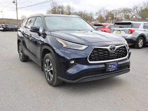 Used 2023 Toyota Highlander XLE AWD/4WD image 1
