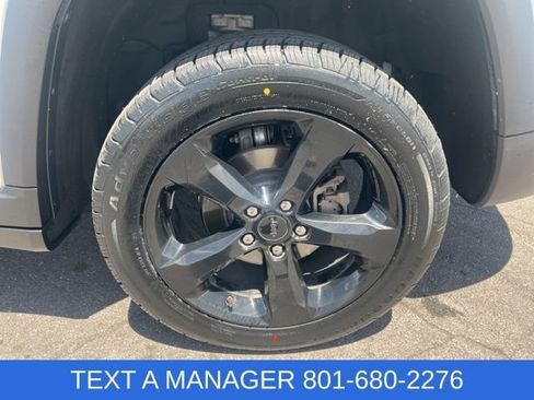 Used 2023 Jeep Grand Cherokee Limited w/ Luxury Tech Group II AWD/4WD image 3