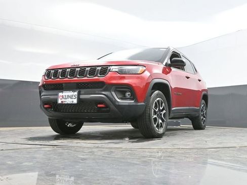 Used 2025 Jeep Compass Trailhawk AWD/4WD image 48