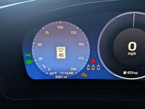 Used 2025 Porsche Macan Electric image 38