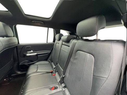 Used 2021 Mercedes-Benz GLB 250 4MATIC w/ Premium Package image 24