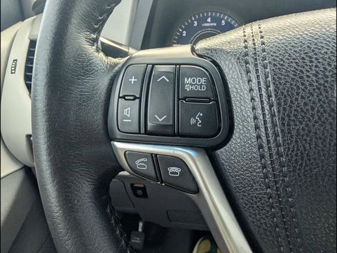 Used 2015 Toyota Sienna XLE Premium FWD image 18
