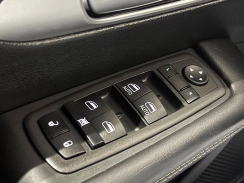 Used 2023 Chrysler Pacifica Touring image 24