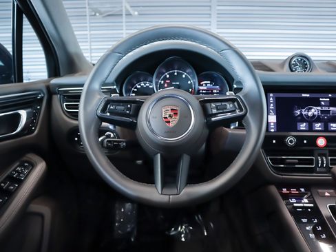 Certified 2024 Porsche Macan image 13