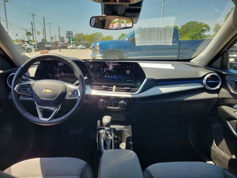 Used 2025 Chevrolet Trax LT w/ LT Convenience Package FWD image 12