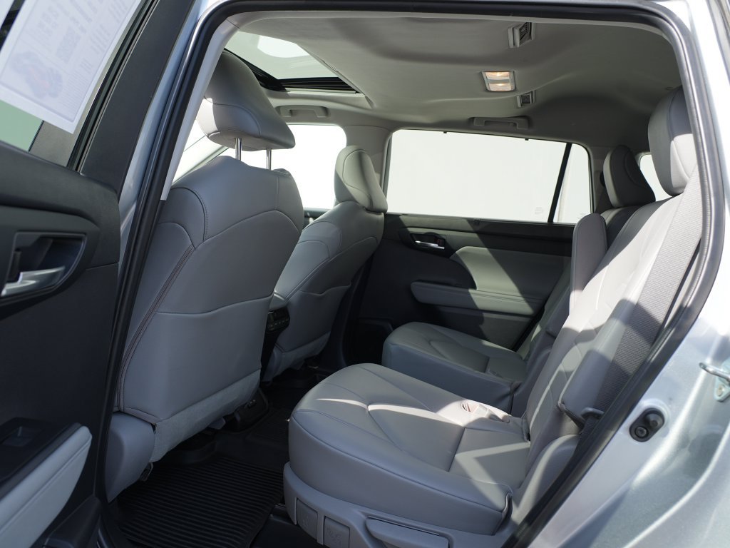 Used 2023 Toyota Highlander XLE AWD/4WD image 19