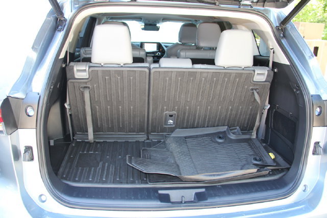 Used 2022 Toyota Highlander XLE AWD/4WD image 38