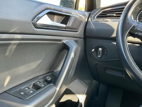 Used 2018 Volkswagen Tiguan SE w/ Panoramic Sunroof Package image 21