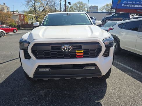 Used 2024 Toyota Tacoma TRD Off-Road w/ TRD Off Road Premium Package image 3