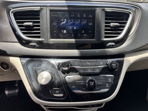 Used 2020 Chrysler Pacifica Touring-L FWD image 11