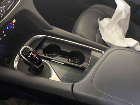 Used 2019 Buick Enclave Essence FWD image 17