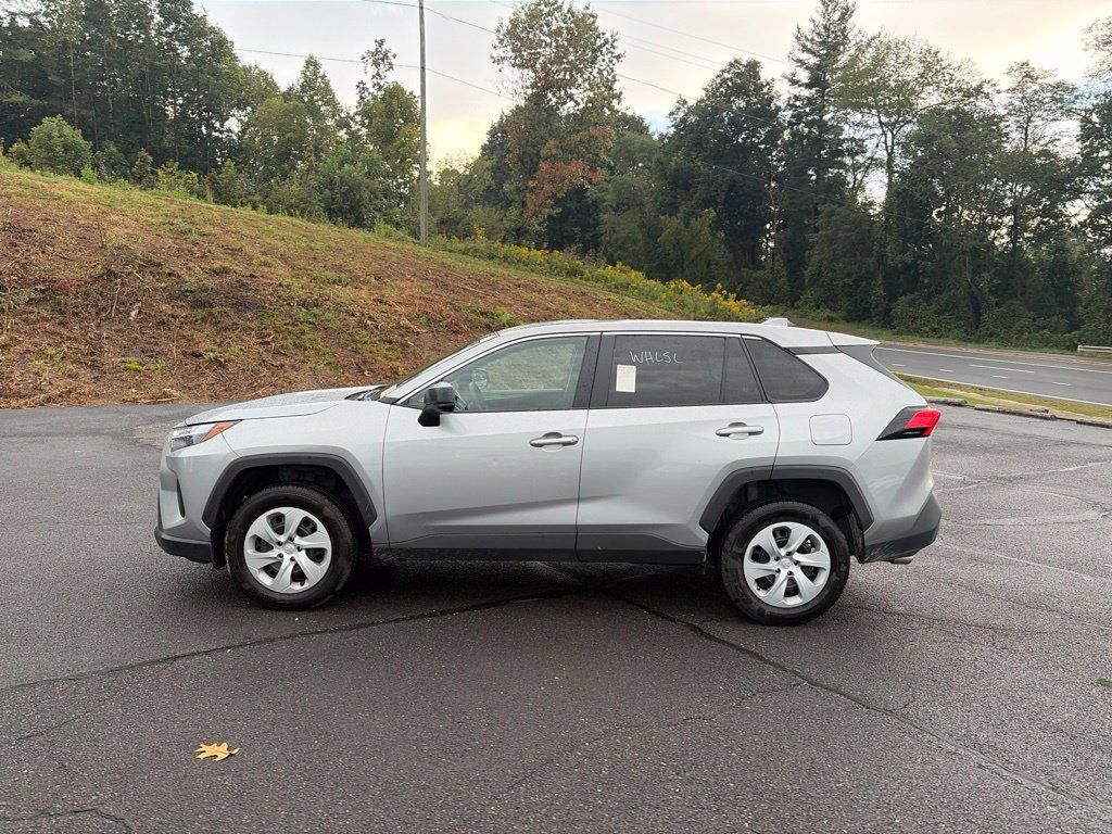 Used 2025 Toyota RAV4 LE AWD/4WD image 6