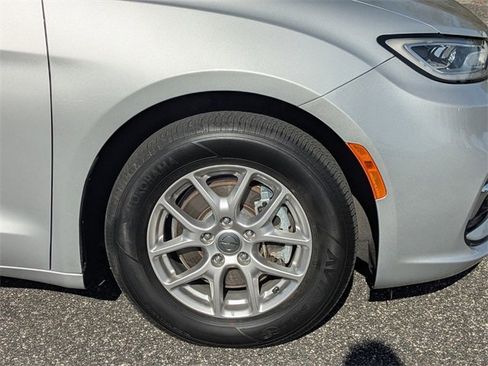 Certified 2024 Chrysler Pacifica Touring-L image 10