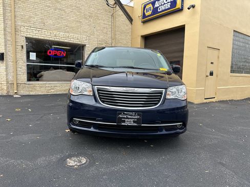 Used 2016 Chrysler Town & Country Touring w/ Driver Convenience Group image 5