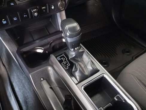Used 2018 Toyota Tacoma TRD Off-Road w/ Technology Package AWD/4WD image 9