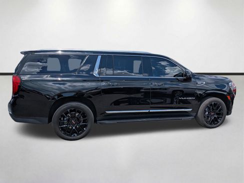 Used 2022 GMC Yukon XL SLT w/ SLT Premium Package AWD/4WD image 3