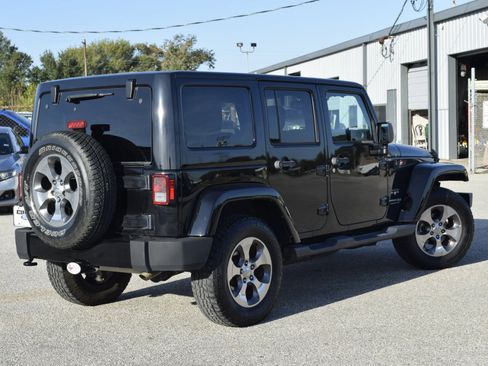 Used 2018 Jeep Wrangler Unlimited Sahara w/ Connectivity Group image 10
