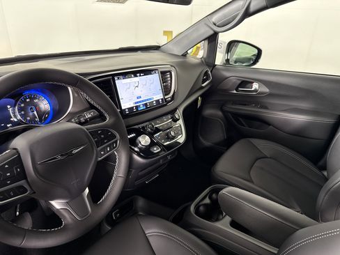 New 2026 Chrysler Voyager LX image 27