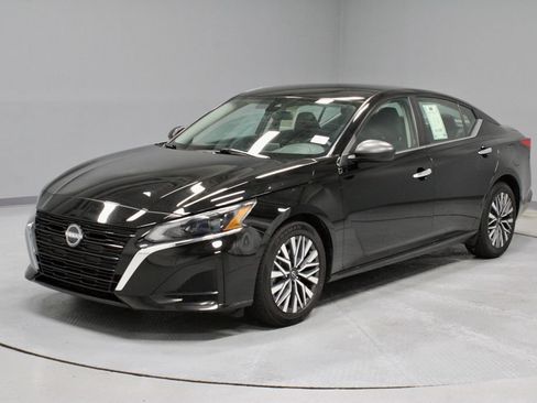 Certified 2024 Nissan Altima 2.5 SV FWD image 6