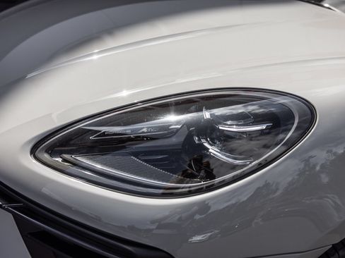 Certified 2023 Porsche Macan S AWD/4WD image 24
