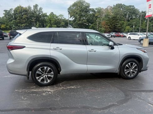 Used 2022 Toyota Highlander XLE AWD/4WD image 9